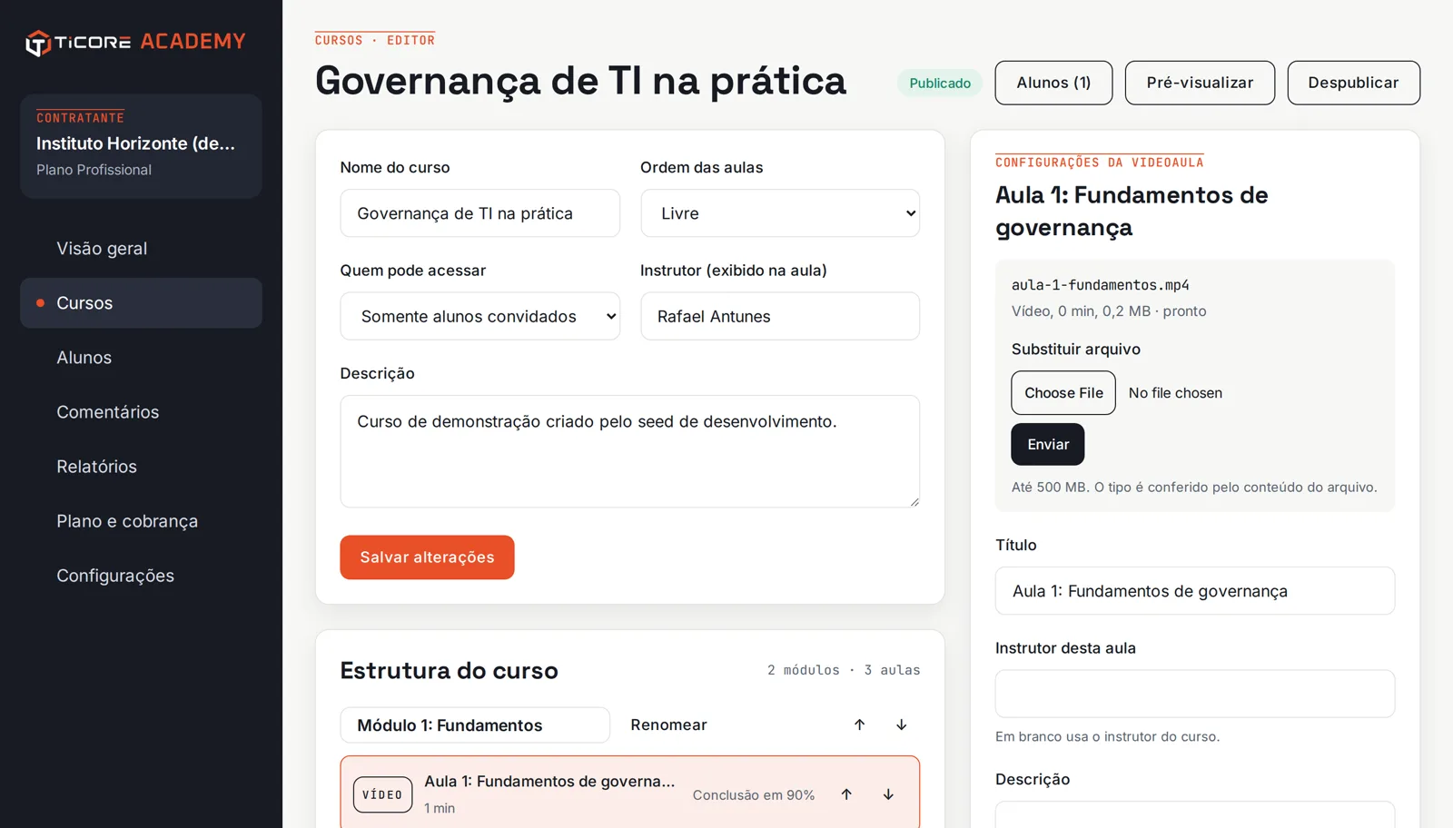 Editor de curso com módulos, aulas em vídeo e PDF e regras de conclusão por aula